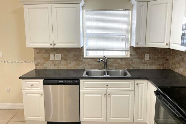 7300 W 34th Ct in Hialeah, FL - Building Photo - Building Photo