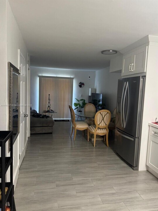 8025 NW 8th St in Miami, FL - Building Photo