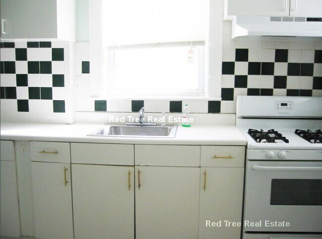 12 Verndale St, Unit 2 in Brookline, MA - Foto de edificio - Building Photo