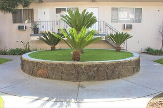 The Palms Apartments in Van Nuys, CA - Building Photo - Building Photo