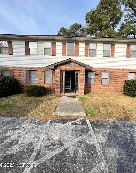 102 Ravenwood Dr-Unit -D in Jacksonville, NC - Building Photo