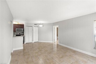 194 Santa Clara Dr, Unit 194 Santa Clara Drive #16 in Naples, FL - Building Photo