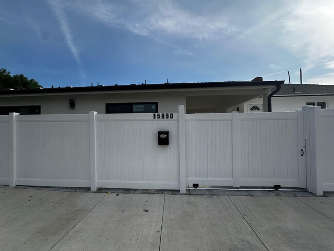 15950 Cohasset St in Los Angeles, CA - Foto de edificio - Building Photo