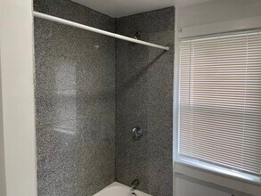 24 Dunreath St, Unit 2 in Boston, MA - Foto de edificio - Building Photo