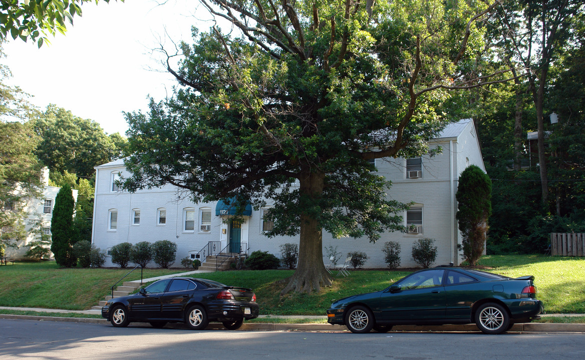 1121 N Kensington St in Arlington, VA - Foto de edificio