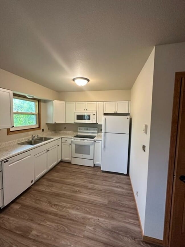 2218-2220 Peters Dr in Eau Claire, WI - Building Photo - Building Photo