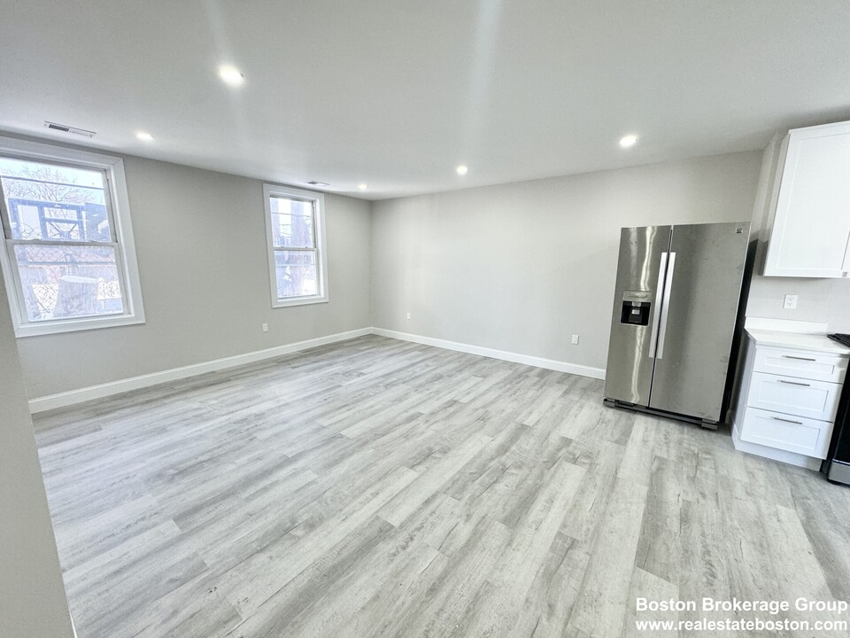 52 Burrell St, Unit R in Boston, MA - Building Photo