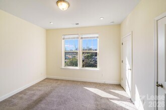 334 Simeon Dr, Unit 1104 in Charlotte, NC - Foto de edificio - Building Photo