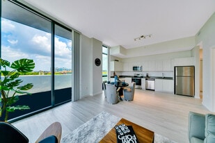 Nine Hollywood in Hollywood, FL - Building Photo