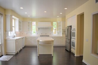 27 Paso Robles in Irvine, CA - Building Photo - Building Photo