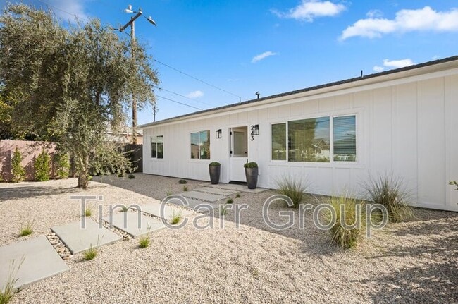 243 E 20th St in Costa Mesa, CA - Foto de edificio - Building Photo