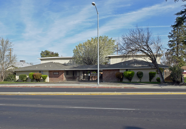 1409-1413 Howard Rd in Madera, CA - Foto de edificio - Building Photo