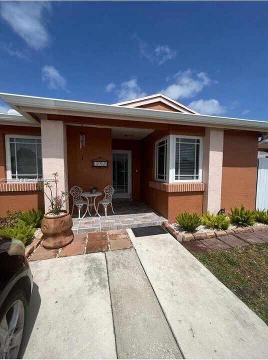 19763 SW 124th Ave in Miami, FL - Building Photo