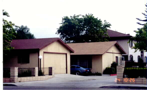 525-529 Acacia Rd in Santa Paula, CA - Foto de edificio - Building Photo
