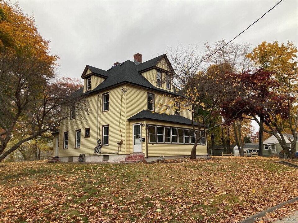 14 Glenwood St in Manchester, CT - Building Photo