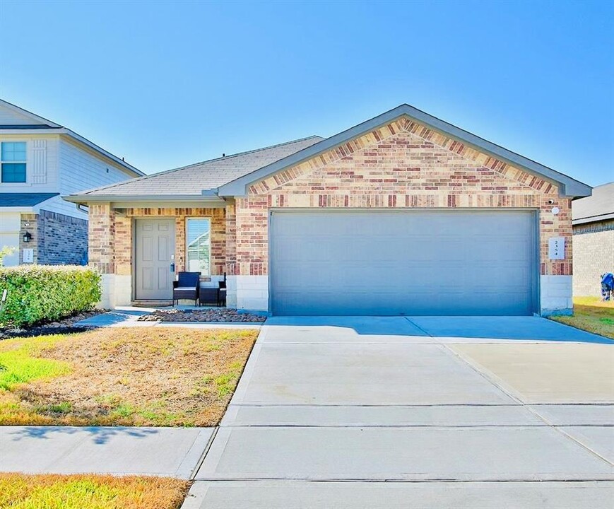 2354 Otter Falls Dr in Spring, TX - Building Photo