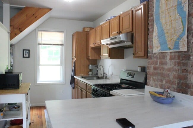 348 Warburton Ave in Hastings On Hudson, NY - Building Photo - Building Photo