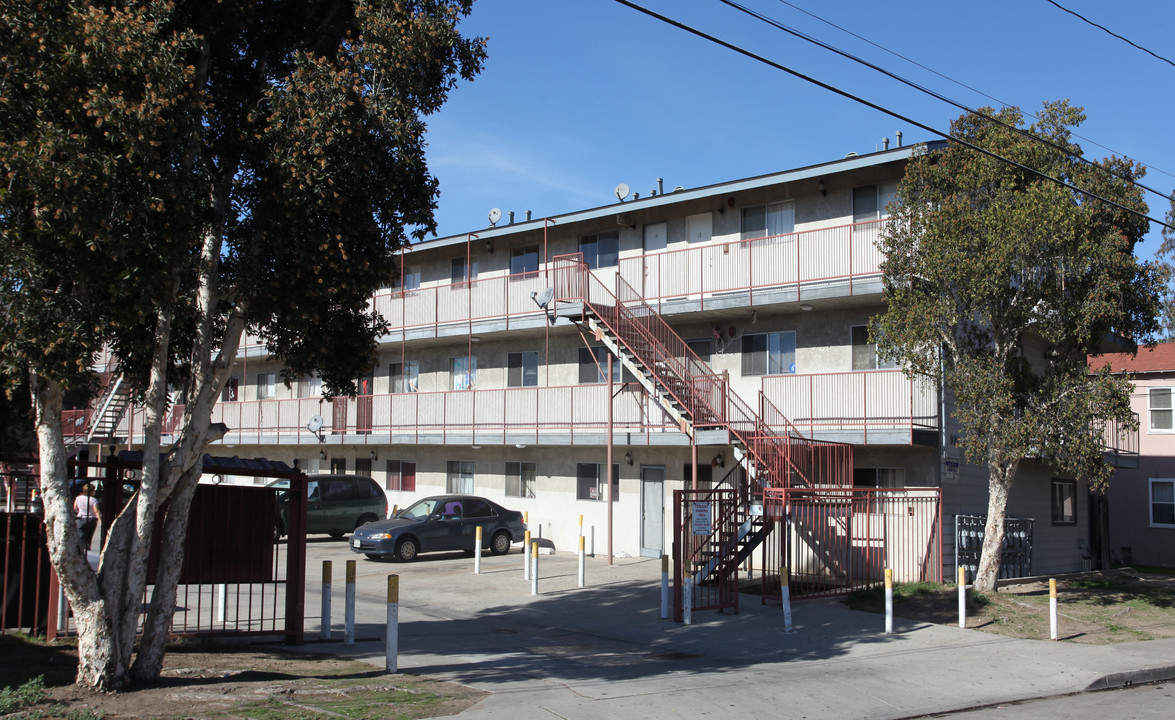 919-921 Alamitos Ave in Long Beach, CA - Building Photo