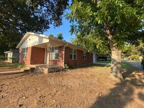 702 S Wilhite St in Cleburne, TX - Building Photo - Building Photo