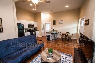 121 Douglas Way St in San Antonio, TX - Building Photo