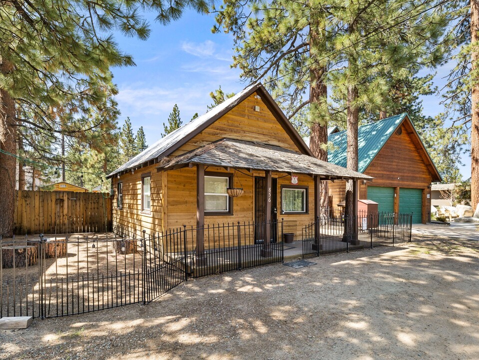 856 Stateline Ave in South Lake Tahoe, CA - Building Photo