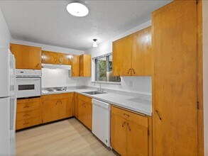 Town and Country Apartments in Portland, OR - Building Photo - Building Photo