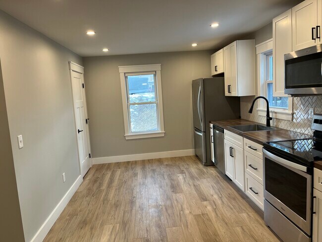 39 Oxford St, Unit Unit 2 in Sanford, ME - Foto de edificio - Building Photo