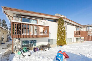 7528 Hunterview Dr NW in Calgary, AB - Building Photo