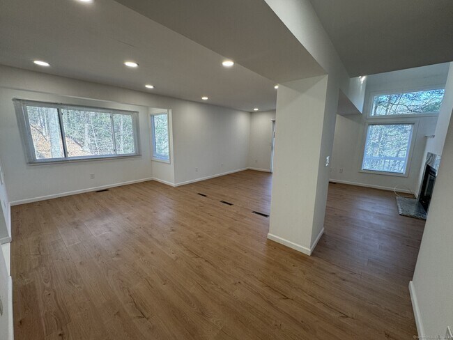18 Rivermead in Avon, CT - Building Photo - Building Photo