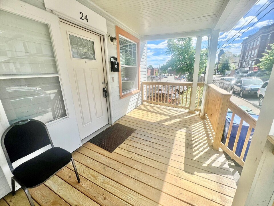 26 Linden Ave in Middletown, NY - Building Photo