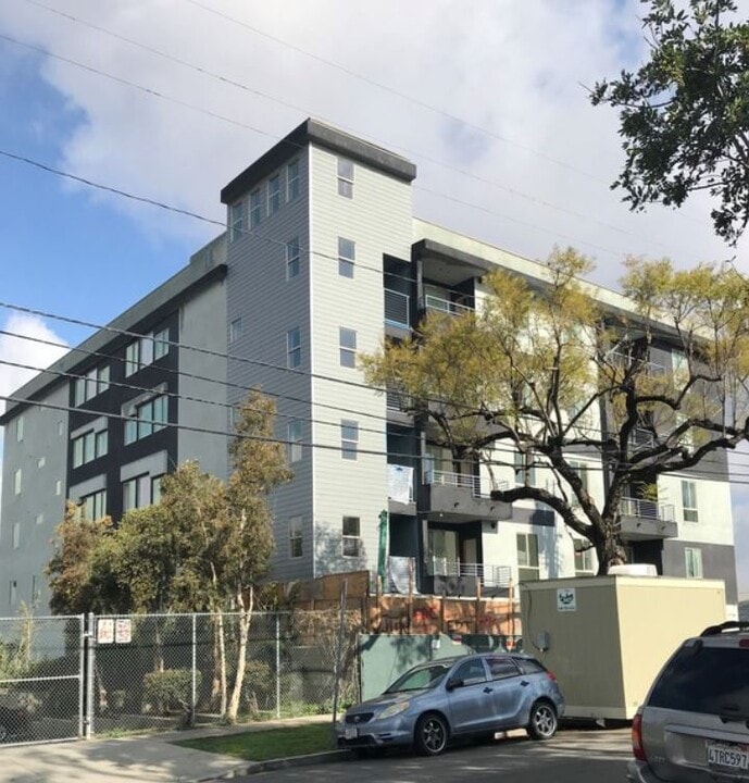 241 N Lake St, Unit 307 in Los Angeles, CA - Building Photo