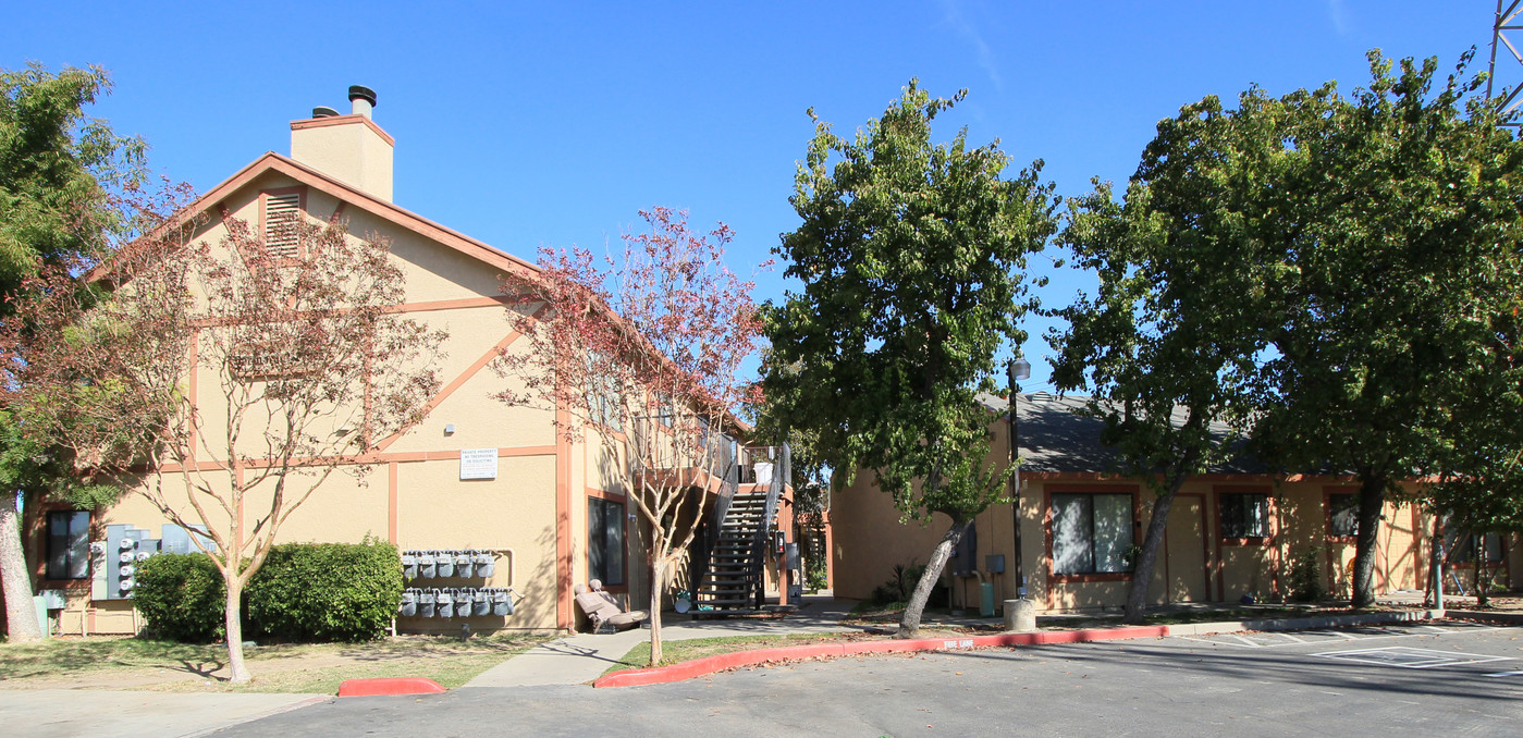 2250 Cormorant Way in Sacramento, CA - Foto de edificio