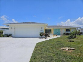 2353 Bal Harbour Dr in Venice, FL - Building Photo