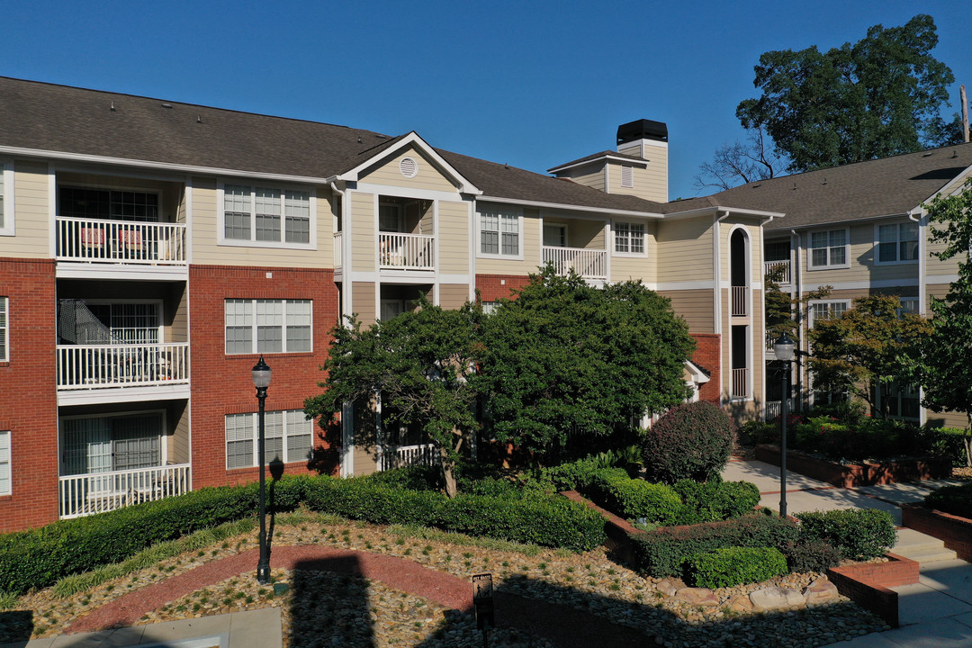 Arbor Gates at Buckhead in Atlanta, GA - Foto de edificio