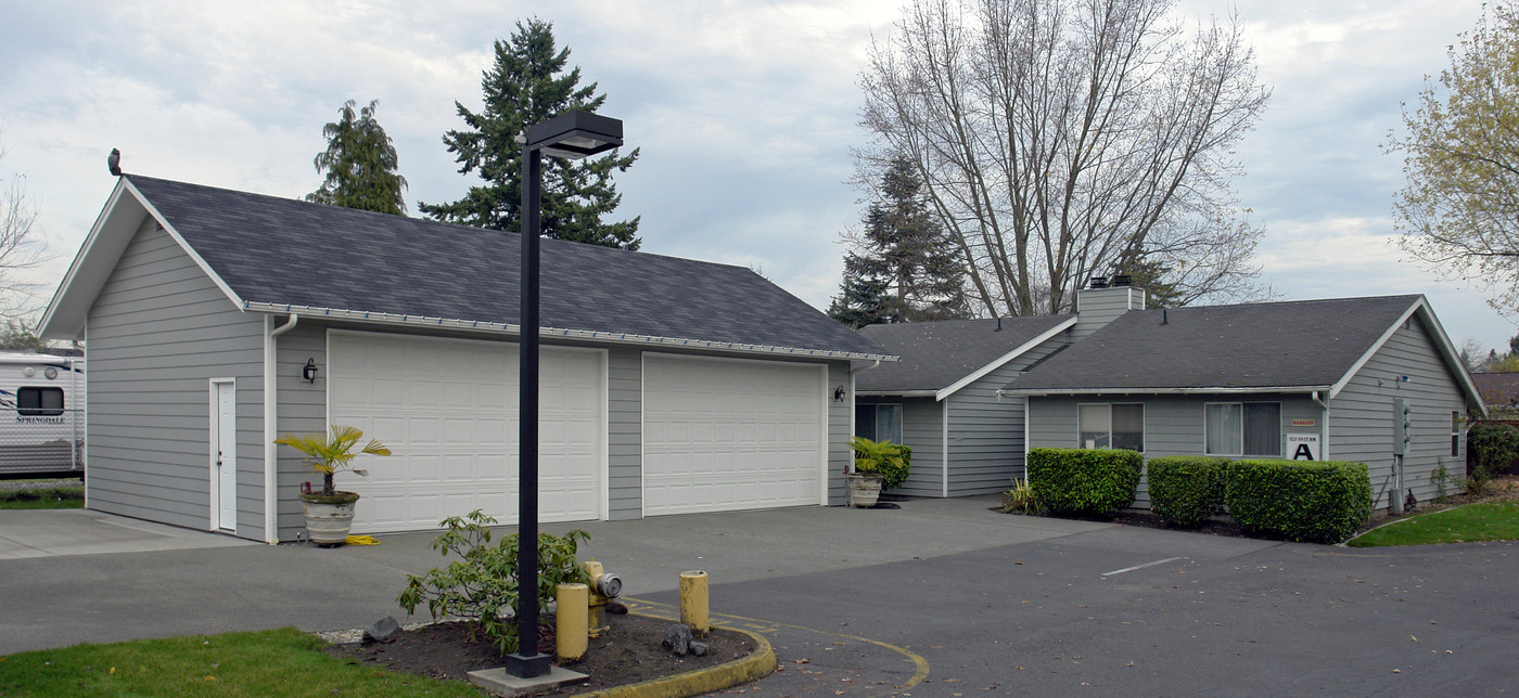 Shadow Park Apartments in Puyallup, WA - Building Photo