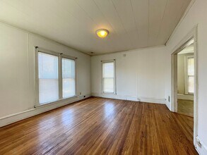 120 W 10th Ave in Hutchinson, KS - Foto de edificio - Building Photo