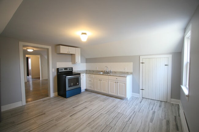 6 Hammersley Ave, Unit 3