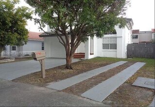 12892 SW 61st St in Miami, FL - Foto de edificio - Building Photo