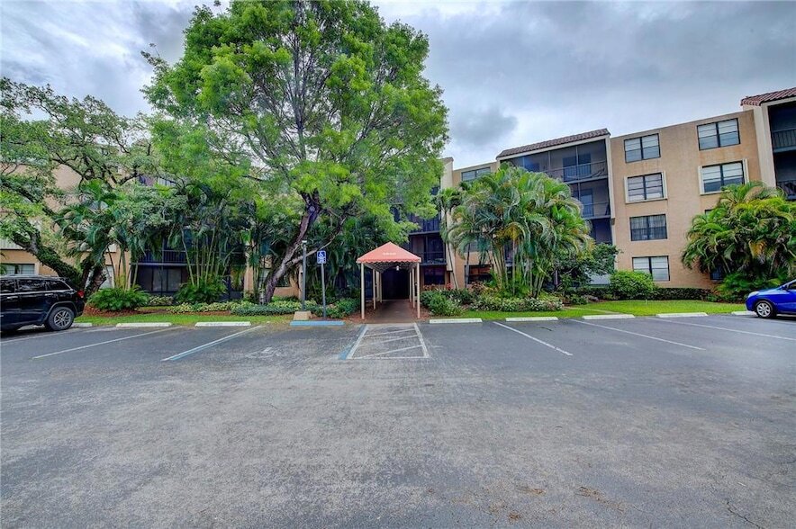 3800 N Hills Dr, Unit 307 in Hollywood, FL - Building Photo
