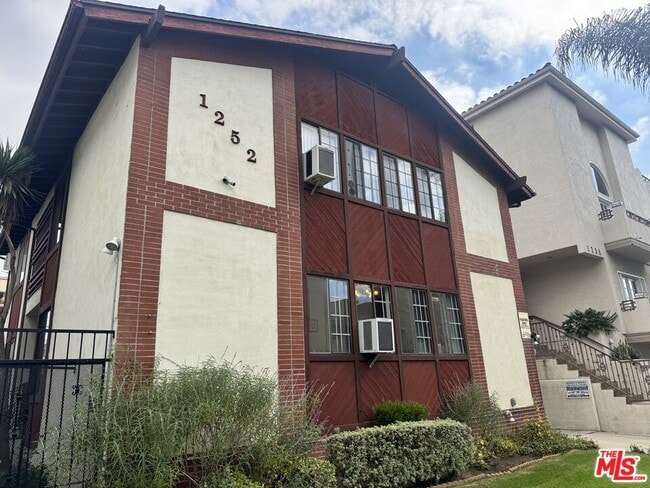 1252 Barry Ave in Los Angeles, CA - Building Photo - Building Photo