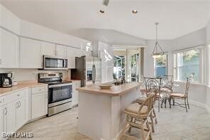 1093 Silverstrand Dr in Naples, FL - Building Photo
