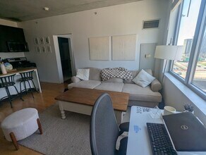 659 W Randolph St in Chicago, IL - Foto de edificio - Building Photo