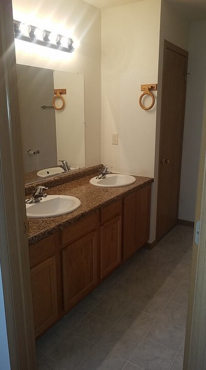 2722 Deerfield Dr, Unit 2722 in West Bend, WI - Foto de edificio