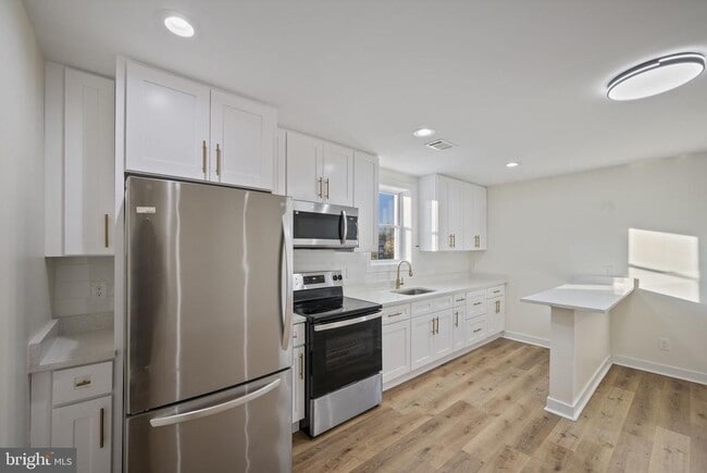 555 S Marlyn Ave in Essex, MD - Building Photo - Building Photo