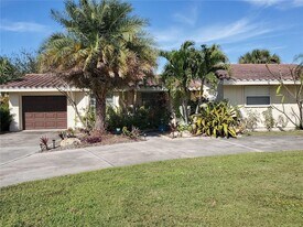 2745 Cardwell Way in Sarasota, FL - Building Photo