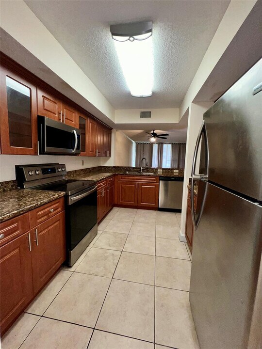 8266 NW 24th St in Coral Springs, FL - Building Photo