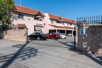 Laurel Woods Condominiums in San Fernando, CA - Building Photo - Building Photo