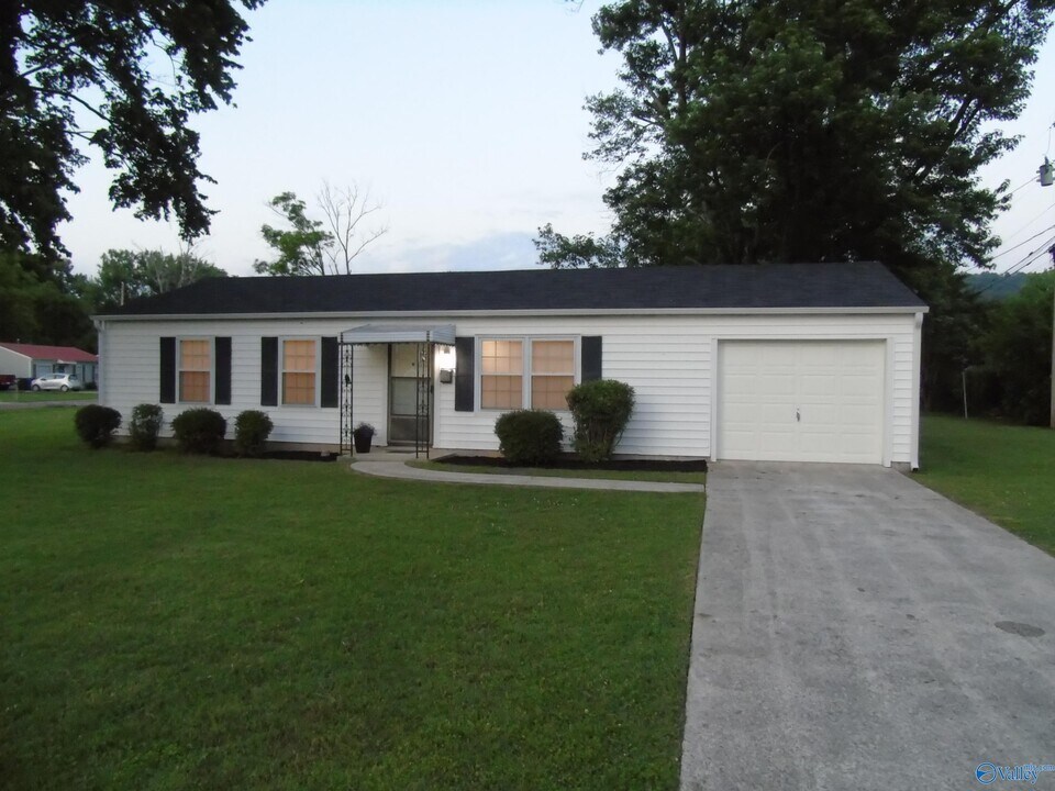 2008 Dellbrook Dr NE in Huntsville, AL - Building Photo