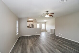 223 Legends of Hutto Tr in Hutto, TX - Foto de edificio - Building Photo