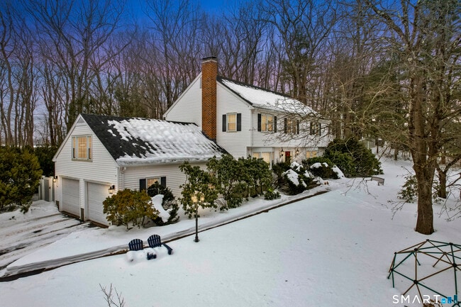 property at 10 Candlewood Ln